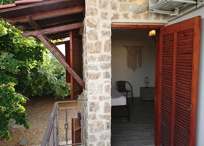 Stone House With Seaview Daire